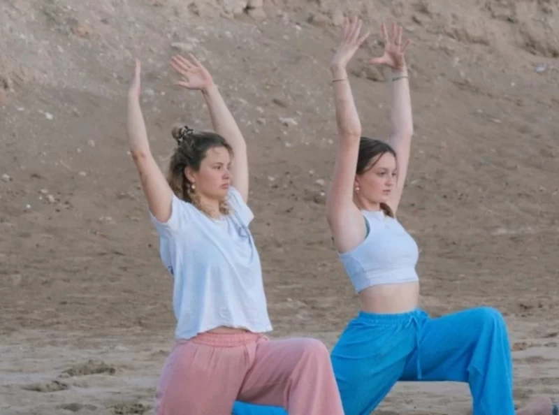 Surf, Sun & Good Vibes: Entdecke die Freude am Surfen und Yoga