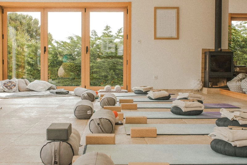 Finde dein Gleichgewicht: Surfen, Yoga und Meditation in Portugal