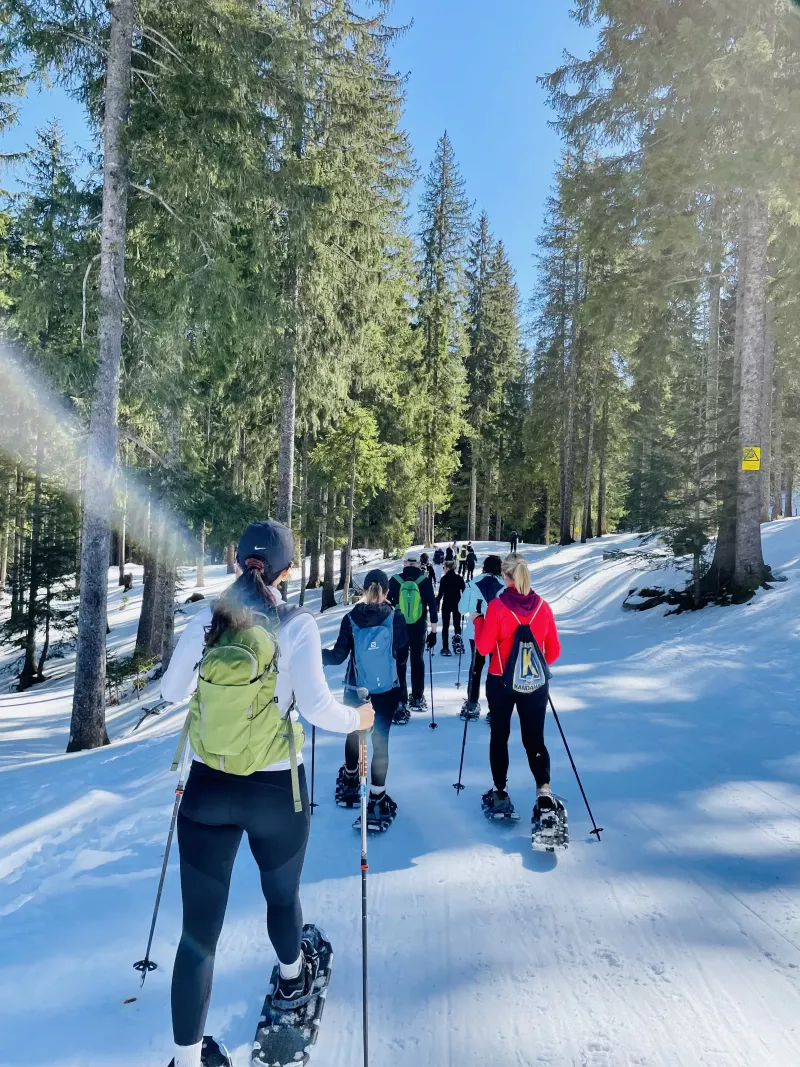Yogilates und Schneeschuhwandern im Winterparadies Chiemgau