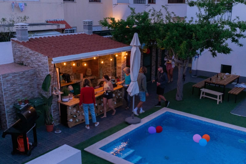 Surfhaus mit Pool am Strand vor Lissabon für Gruppen bis 34 Personen