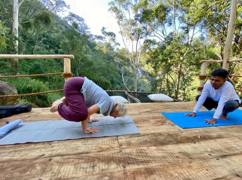Gemeinsam entspannen zwischen Wasserfällen, Yoga und Kultur
