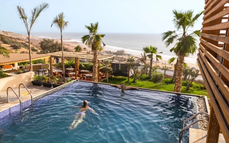 Über den Wellen von Aourir: Surfcamp mit 180°-Meerblick