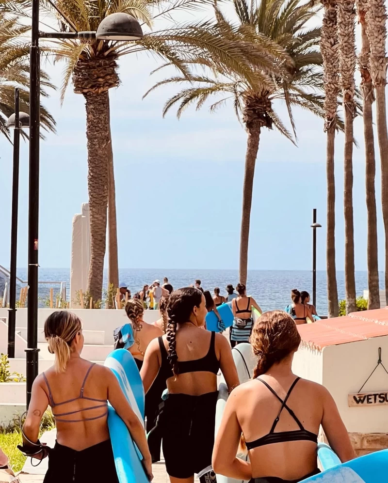 Surfen lernen ohne Hektik: Surfcamp mit Zeit zum Chillen