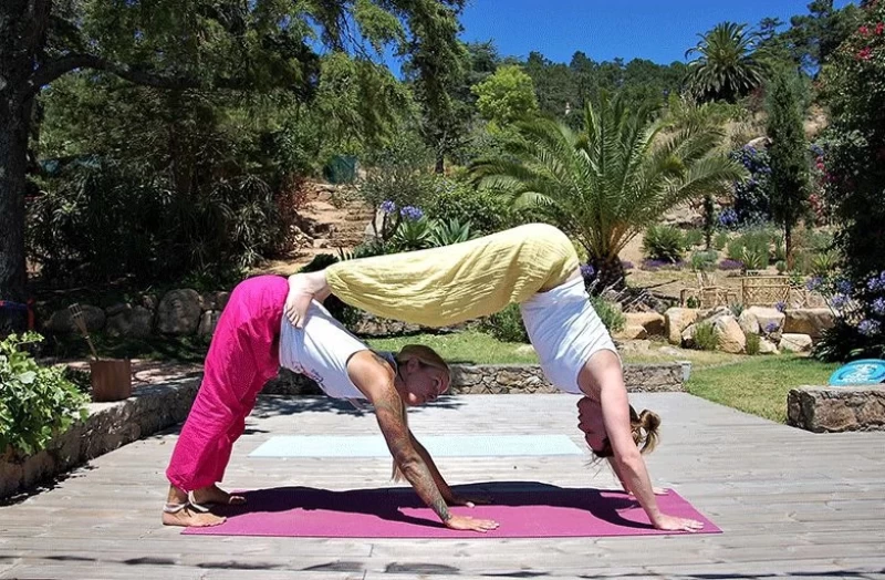 Yoga mit atemberaubender Aussicht auf die Küste Portugals