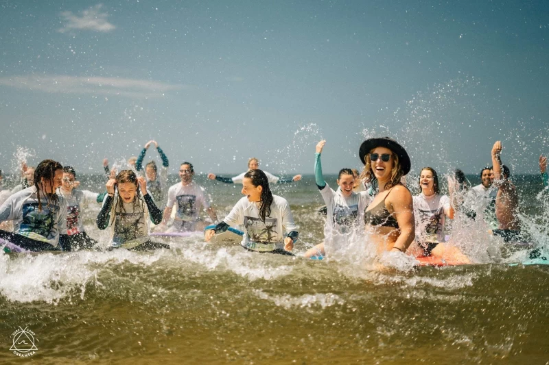 Surfcamp am ewigen Sandstrand: Zelten, Spaß & Wellen für Schulklassen