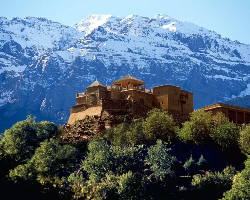 Yoga und Wandern inmitten der Ruhe der Atlasberge