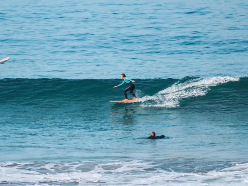 Surfen, Yoga und Küstenabenteuer am Atlantik