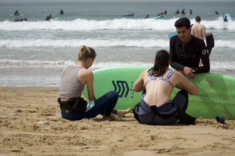 Wellen, Sonne & gute Vibes – dein Surfurlaub am Meer