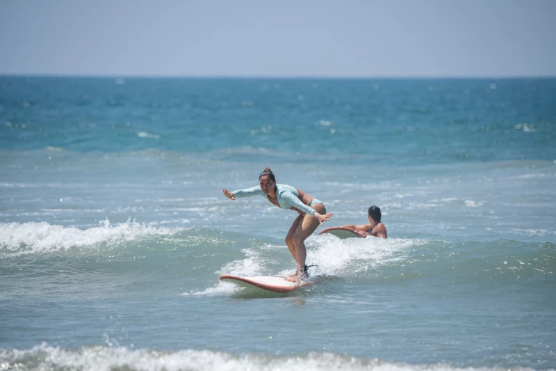 Lerne Surfen in Tamarindo: Gute Wellen, gute Vibes und gute Laune!