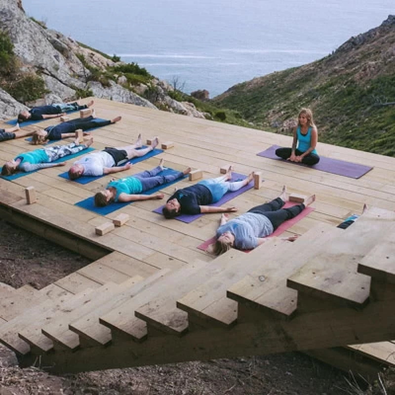 Yoga mit atemberaubender Aussicht auf die Küste Portugals