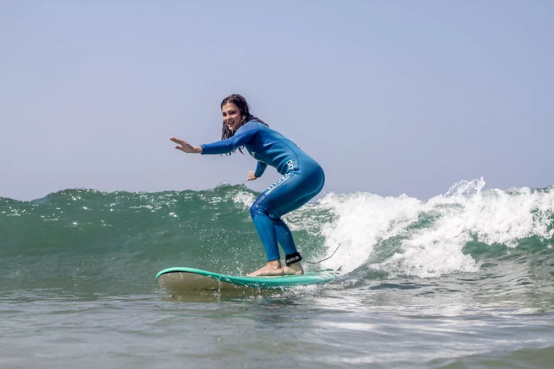 Surfcamp am Strand von Lissabon: Gemeinschaft und einzigartige Vibes