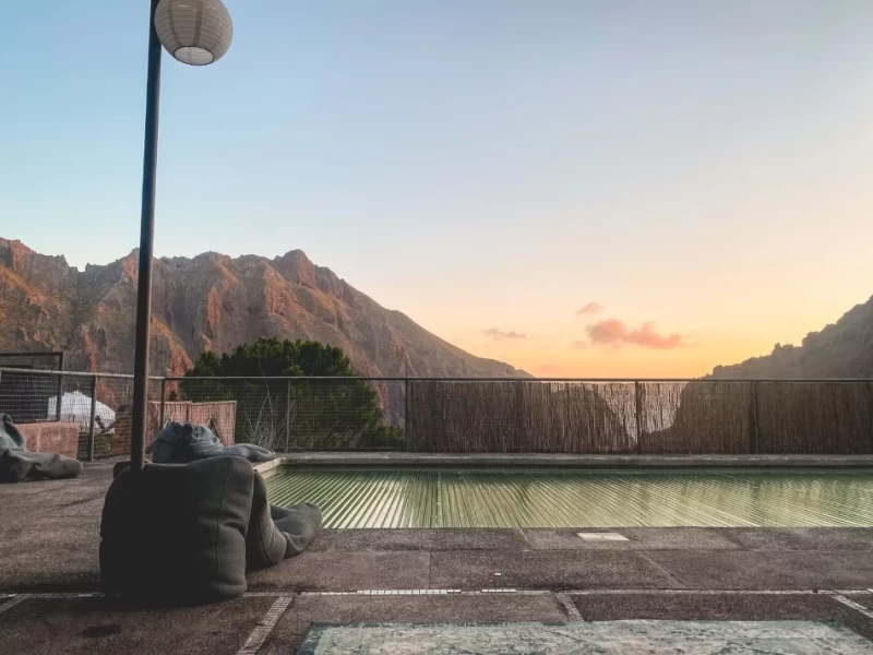 Kraftvoll entspannen: Yoga und Wandern in der Masca-Schlucht