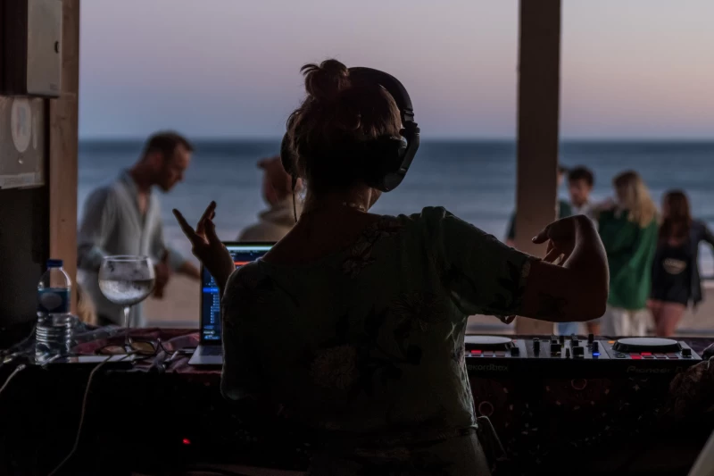 Surfcamp am Strand vor Lissabon: Surfen, Feiern & Gemeinschaft