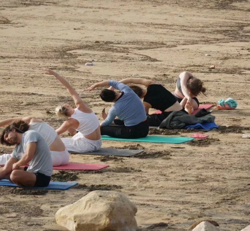 Surfen, Yoga und Küstenabenteuer am Atlantik