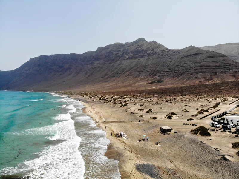 Zwischen Klippen und Vulkanen: Dein Surferlebnis auf Lanzarote