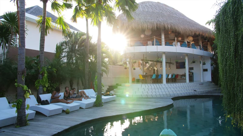 Stylisches Surfcamp in Canggu: Surf-Eat-Sleep-Repeat