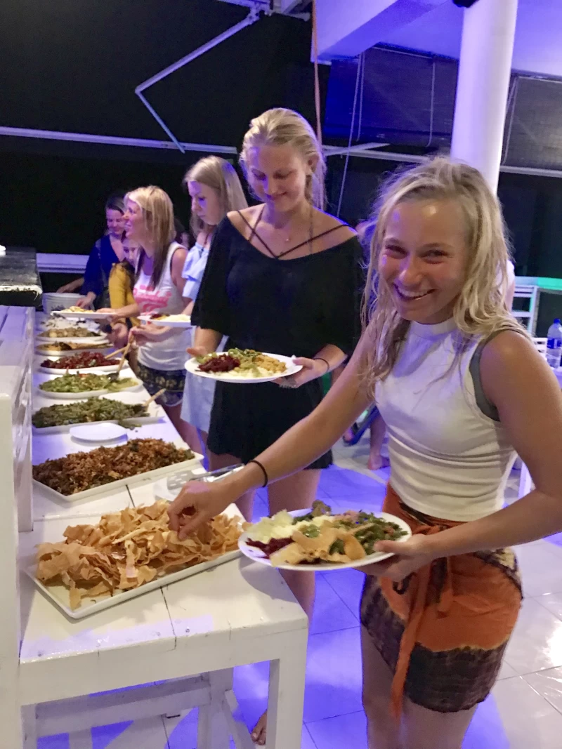 Surf & Yoga-Camp in Weligama: Dachterrasse und Meerblick