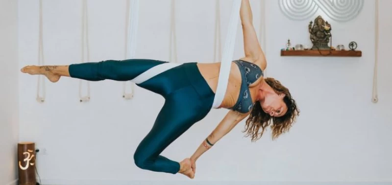 Surfen und Aerial Yoga im lebendigen Ericeira