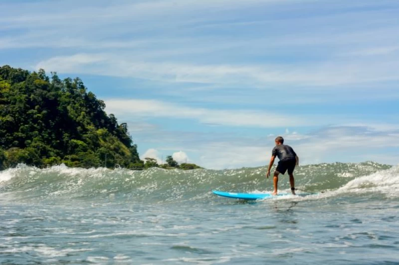 Surfurlaub direkt am Jaco Beach: Lerne das Wellenreiten in Costa Rica