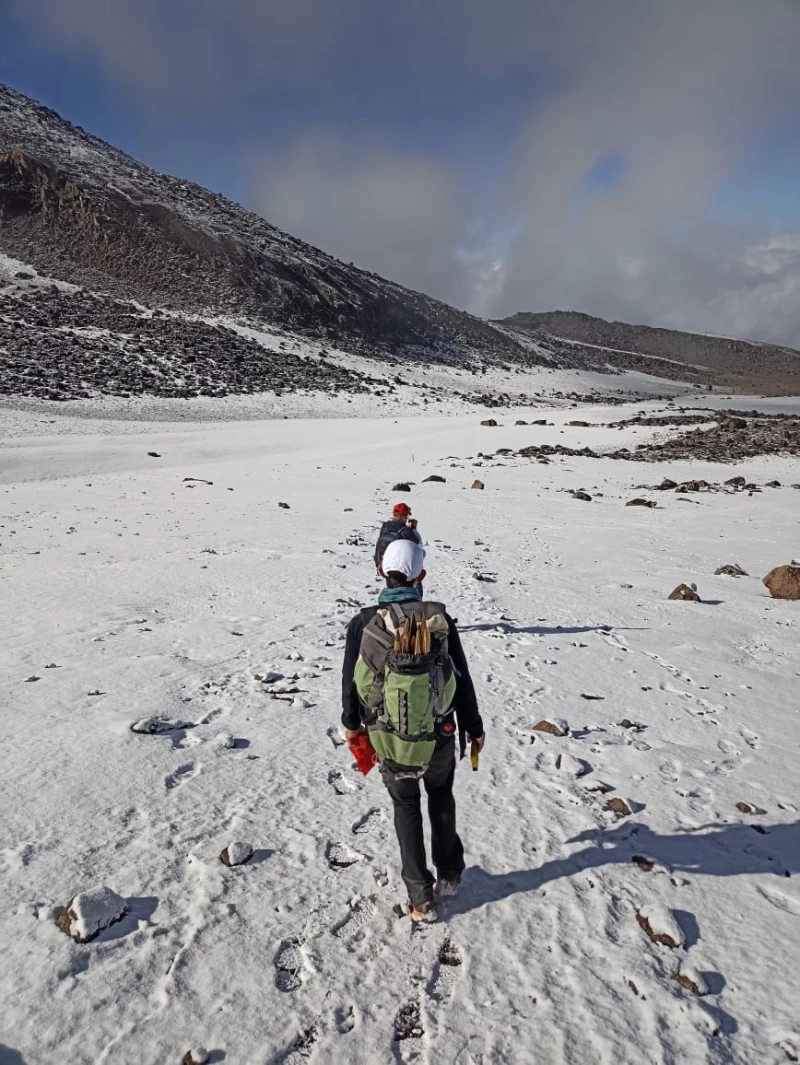 Trekking in den Anden in den Hängen des Chimborazo-Vulkans