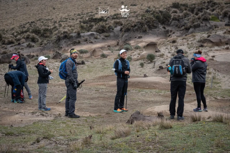 Trekking in den Anden in den Hängen des Chimborazo-Vulkans