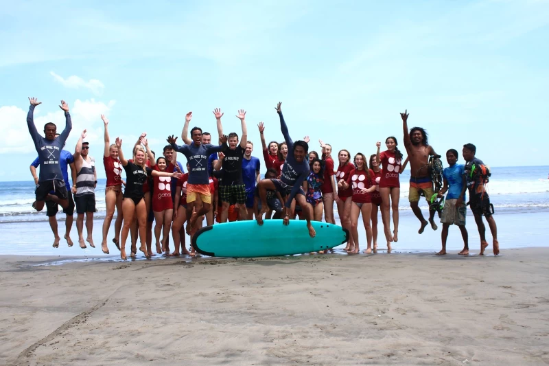 Bali Green Surfcamp: Surfen, Feiern & Gutes tun in Seminyak