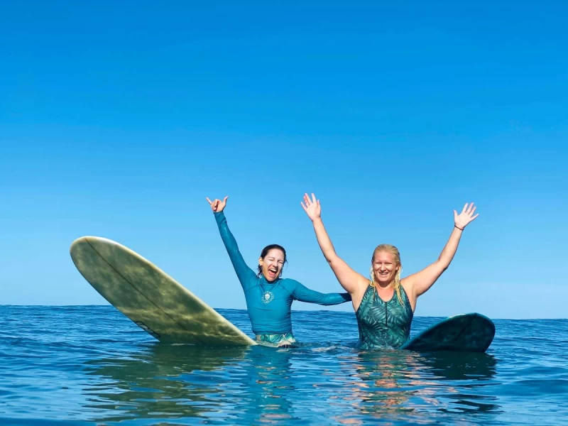 Breathe Deep, Paddle Strong: Energie tanken mit Surfen & Yoga am Meer