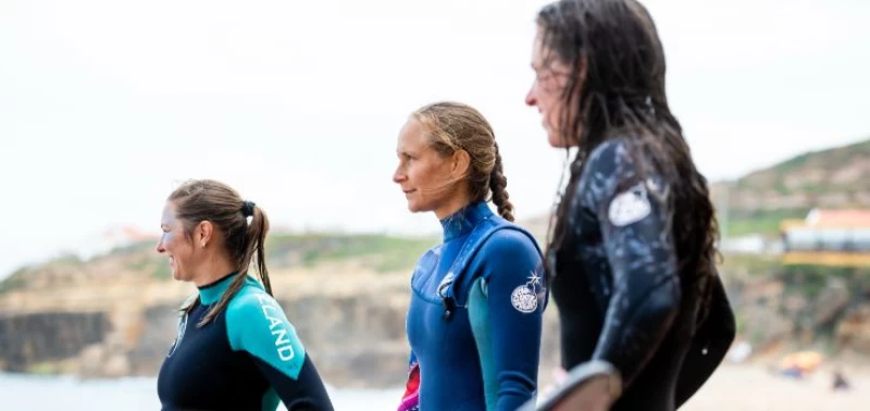 Surfen und Aerial Yoga im lebendigen Ericeira