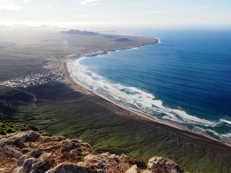 Surfen und Yoga: Umgeben von den Vulkanen Lanzarotes