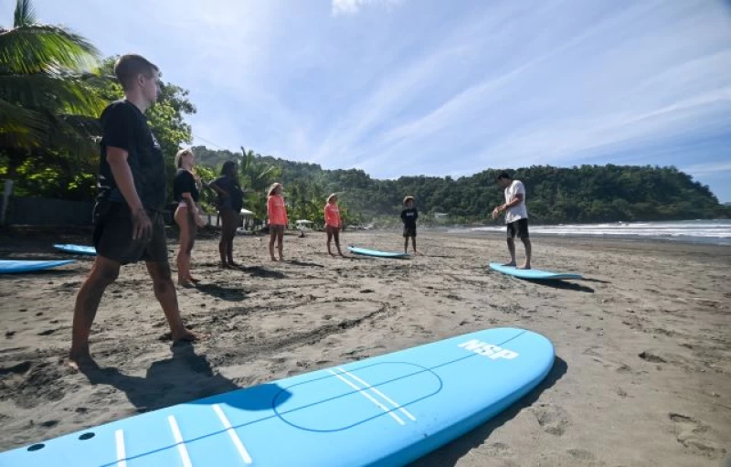 Surfurlaub direkt am Jaco Beach: Lerne das Wellenreiten in Costa Rica